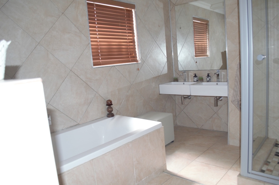 6 Bedroom Property for Sale in Perlemoenbaai Western Cape